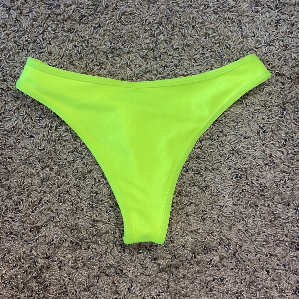 Bikini - Picture 4 of 6
